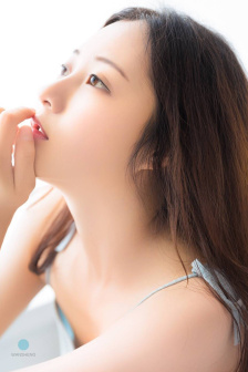 女明星穿衣服乳头露出来